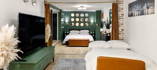 Intimate Studio Retreat along NYC Skyline & Hudson River: Spectacular Views