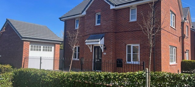 Inviting 3 bed + hot tub With Excellent Train and bus to Liverpool & Chester