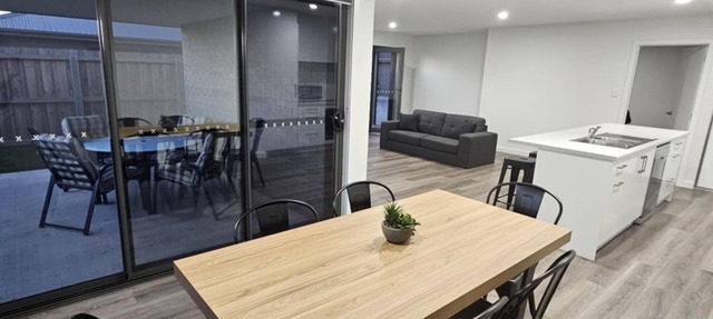 Inviting & Spacious, 5 minute drive to MTB Trials & beaches, short walk to shops