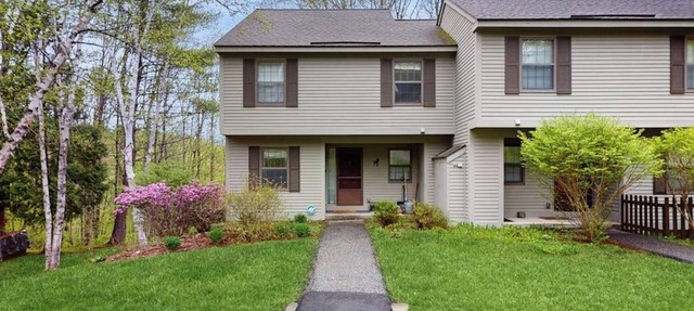 Inviting three-story condo with decks - near the Quechee Club