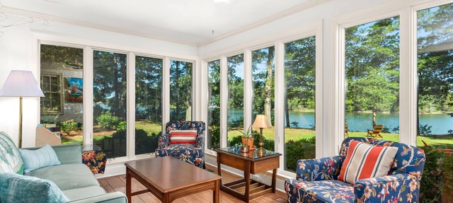 Inviting Waterfront Cottage on Cedar Creek