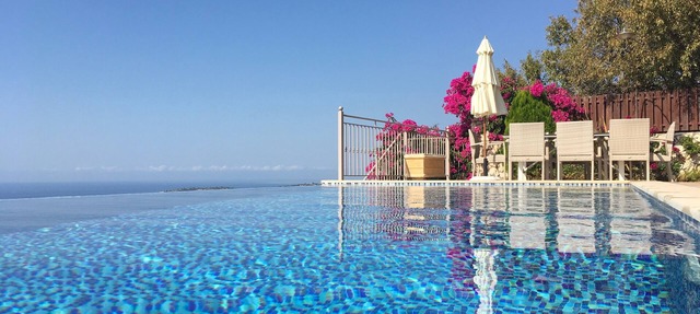 Isolation villa paradise! Sleeps 10. Stunning Infinity Pool, Breathtaking Views
