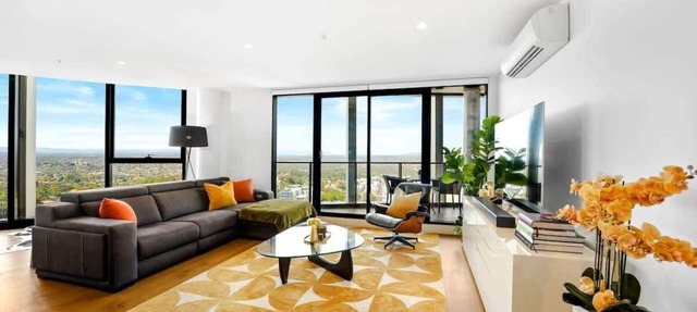 Ivanhoe Penthouse - Masterpiece w/parking + views