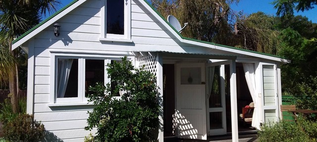 Jaed Cottage - Set on Sunny & Serene 1.75 Acres. Close to Town/wi-fi