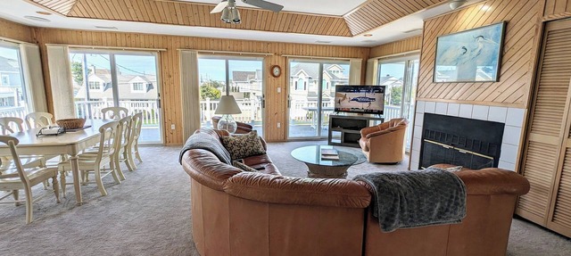 Just Off Beach Block Relaxing Family Stay w/5 bedroom, 3.5 bath, & L2 EV Charge