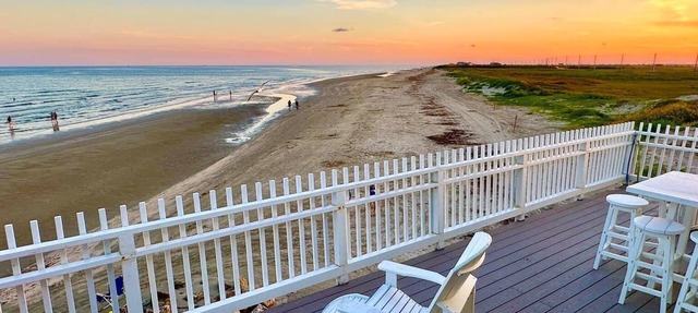 Just Steps to the Ocean, Beachfront, House On the Beach, Minutes from Galveston