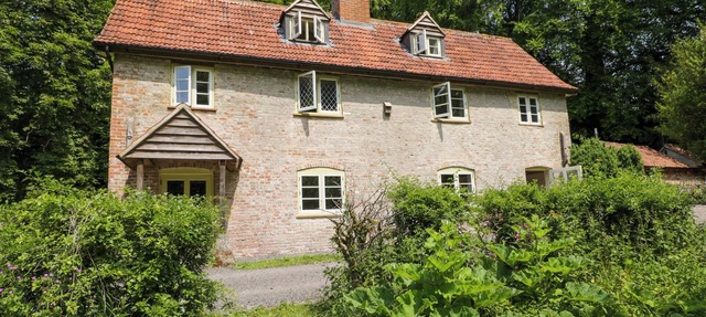 KEEPERS COTTAGE, pet friendly, character holiday cottage in Devizes