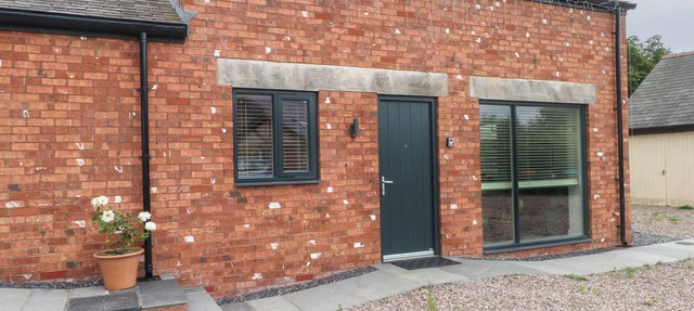 KESTREL, romantic, character holiday cottage in Tilston