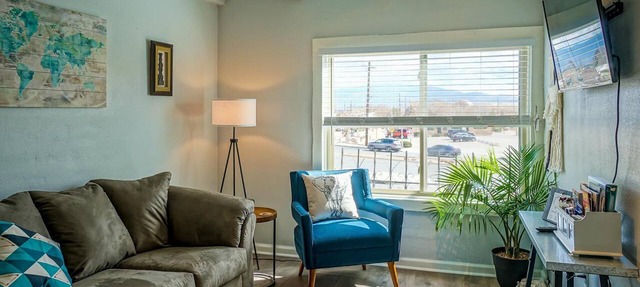 King bed, Queen bed, 2 TV's, Walk to Old Town