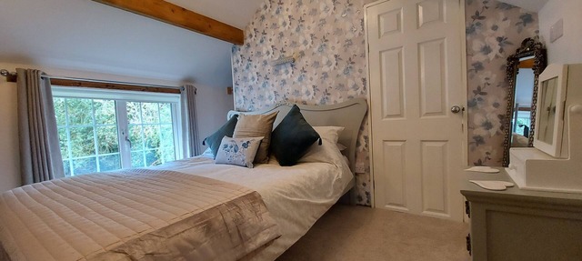 King sized double room - ensuite - garden view