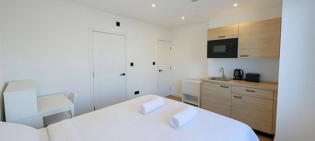 King Studio Flat | Private Bathroom & Kitchenette