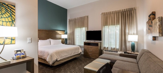 King Studio w/Kitchen. Free Breakfast. Outdoor Pool.