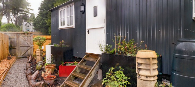 KINGS CWTCH SHEPHERD'S HUT, pet friendly, with open fire in Pentyrch