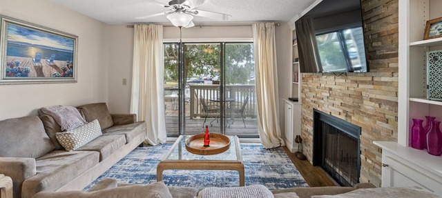 Kingston Richmond Pk 8E 1st floor w/pool & beach