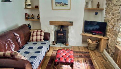 Knocker Cottage is a 3 bedroom made up of 1 double bedroom and 2 small double bedrooms in small village 10 min to beaches