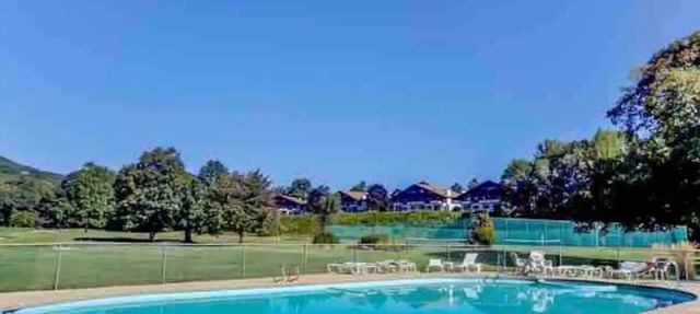 Knotty Chipmunk - Golf, Outdoor Pool + Story Land