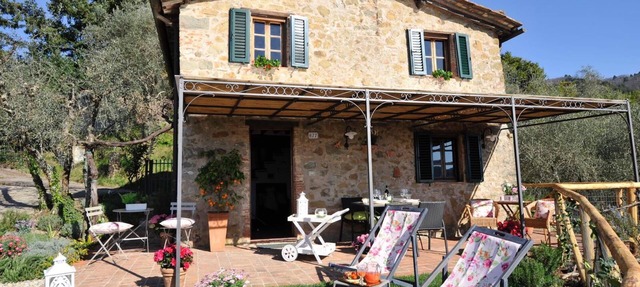 L'Oliveta: typical Tuscan farmhouse with a view of Lucca. Private garden and parking lot