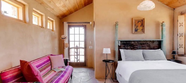 La Biblioteca: Eclectic Cottage in OKeeffe Country