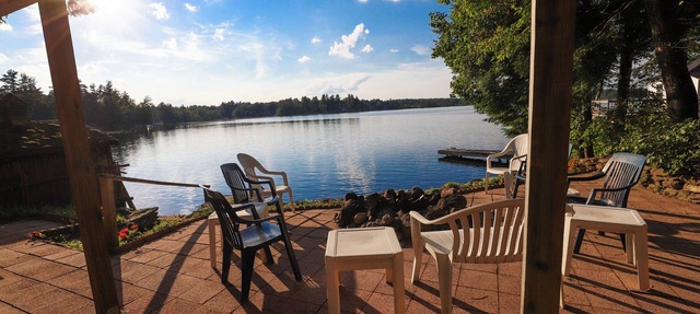 LAKE FRONT: Cozy 4-bedroom lake CAMP with WiFi and an outdoor firepit!