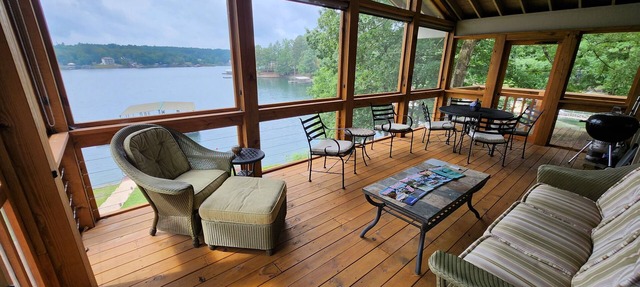 Lake Front w/Sunset Views, Screened-in Porch/1x Boat Slip/2x Kayaks