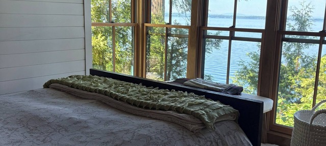 LAKE FRONT with private dock 2-bedroom cottage on Lake Champlain