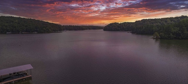 Lake Hartwell - House w/dock, screened in porch and firepit