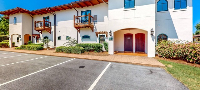 Lake Oconee multi-group villa with four separate condos, fairway views, & AC