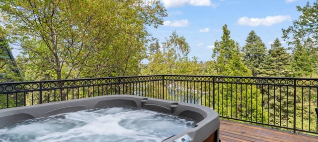 Lake Reflection Point-Upscale Lake View House! 4 Bed/4.5 Bath! Air Conditioning!