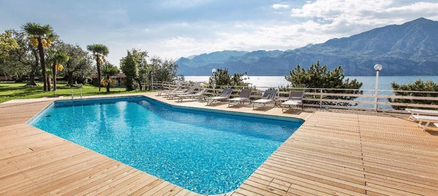 Lake view studio with BBQ and shared pool