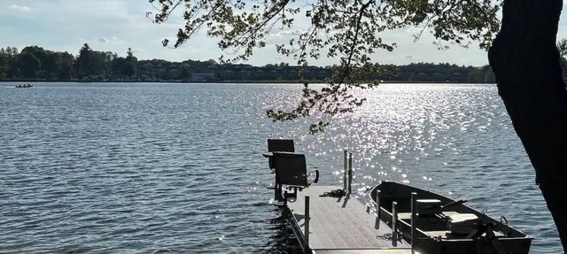 Lake waterfront with beach & dock. Min 31 nights.
