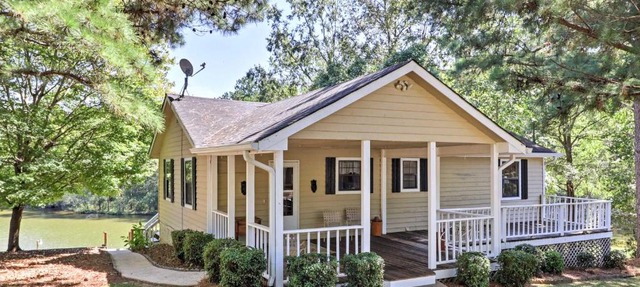 Lakefront Cottage w/Private Hot Tub!