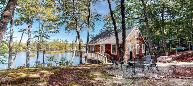 Lakefront cottage with deck, patio, firepit, AC & W/D - secluded location