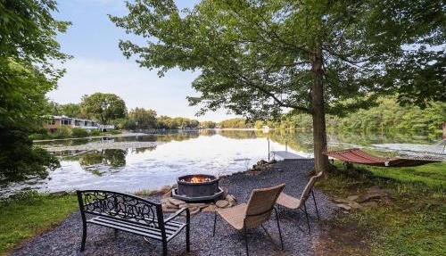 Lakefront Haven Modern Cottage
