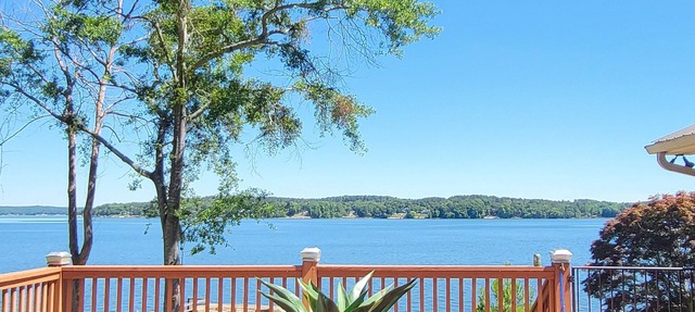 Lakefront Private Beach, Fire pit, Mile long lake views, Mega Screened in Porch