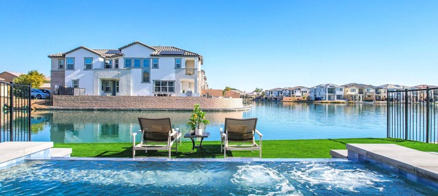 Lakefront with private Pool 4 master