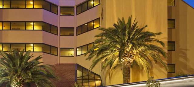 Lakes Hotel
