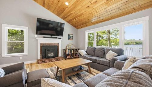 Lakeside Escape on Crescent Lake with Sauna Fire Pit