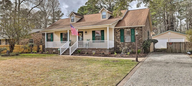 Lakeside Happiness: Home on Lake Moultrie!