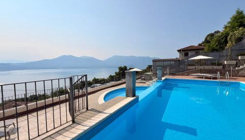 Lakeview Residence