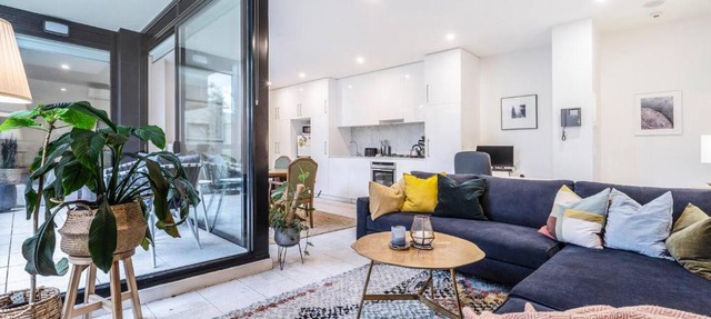 Laneway Leisure - Leafy Delight in the Heart of Fitzroy