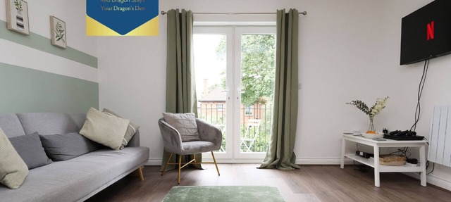 large 2 bed central apartment with balcony/parking