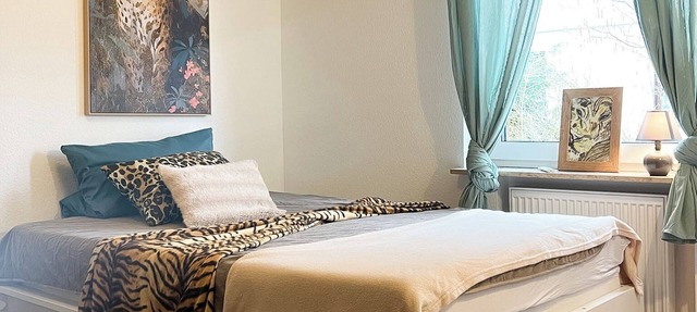 Large 3 bedroom apartment with balcony, WLAN & parking space