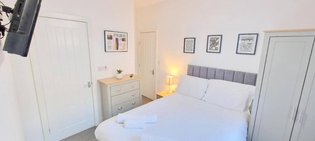 Large Double Room with Ensuite RM 1