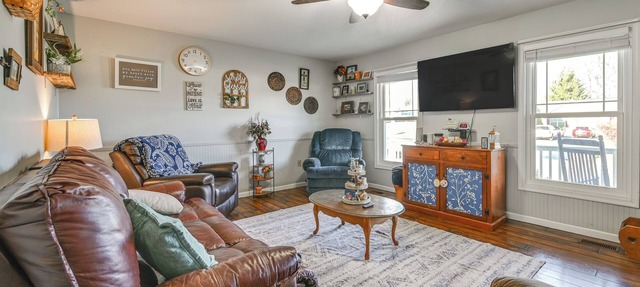 Large Family Home: 5 Mi to Dtwn Hagerstown!
