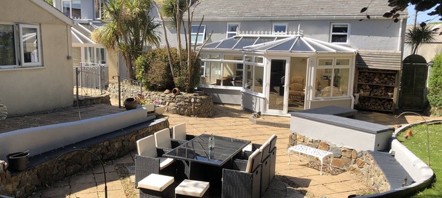 Large Family House - sleeps 10. Central Location. 15 mins from coast.