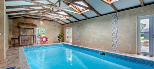 Large farmhouse, heated pool, nr Chester, Parking