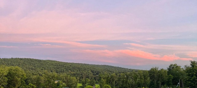 Large Farmhouse with expansive views, firepit 15 min north of Keene