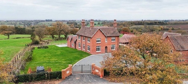 Large, modern countryside retreat with hot tub - Sleeps 24 - Nr Birmingham