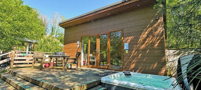 Large modern studio lodge with one double.