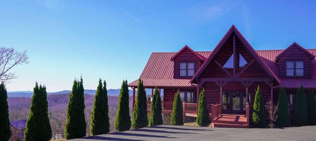 Large Mountaintop Cabin sleeps 16! Blue Ridge Mountain Views & Wraparound Deck